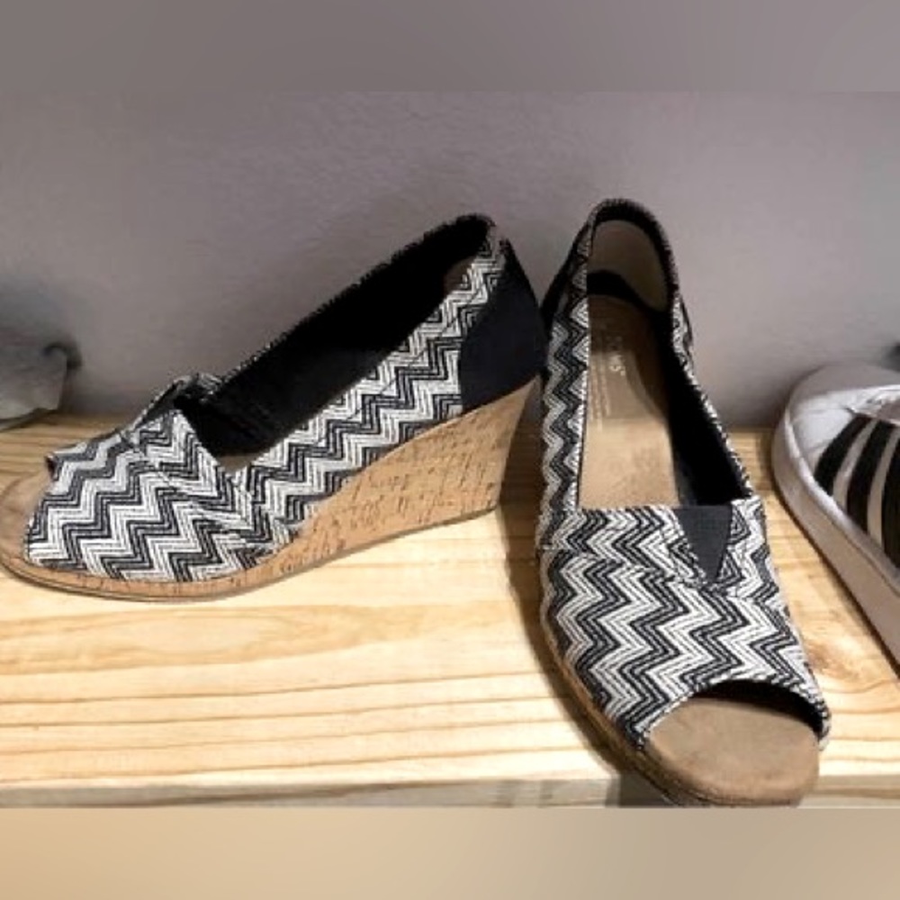 TOMS wedges size 9